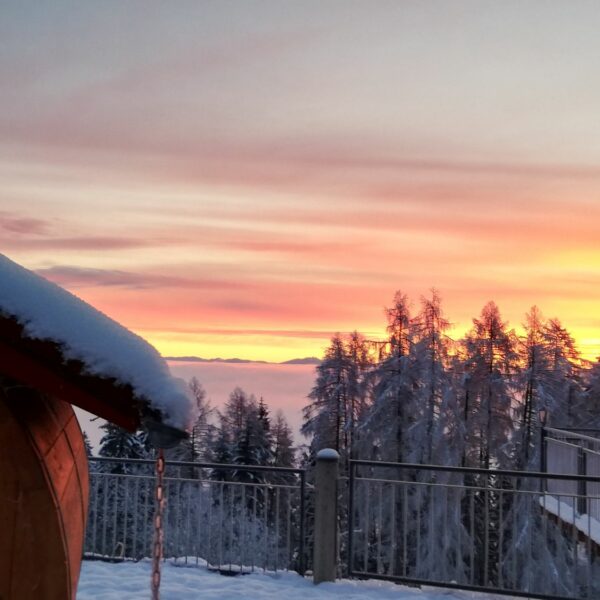 fasssauna im winter bei sonnenuntergang