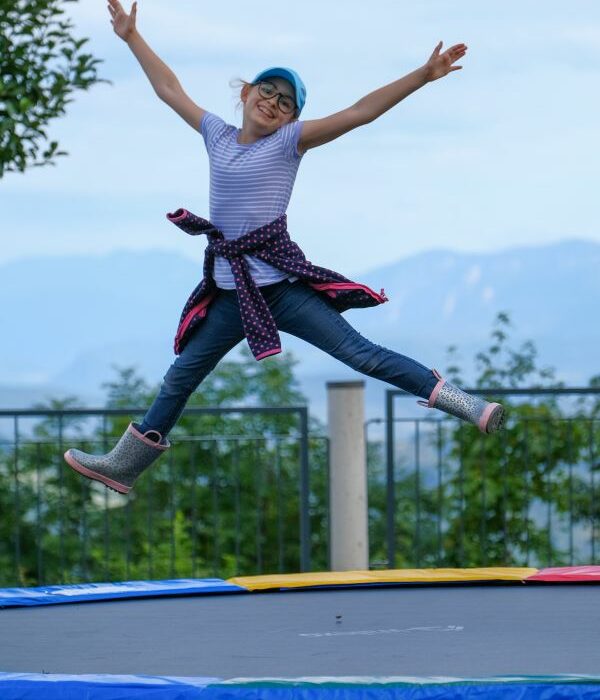 kind auf trampolin