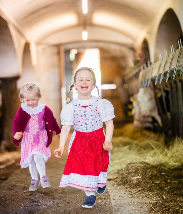 kinder im stall