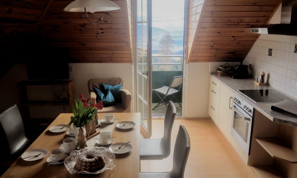 Panoramablick Wohnzimmer mit Küche, © fotografie Jacqueline Eichwalder