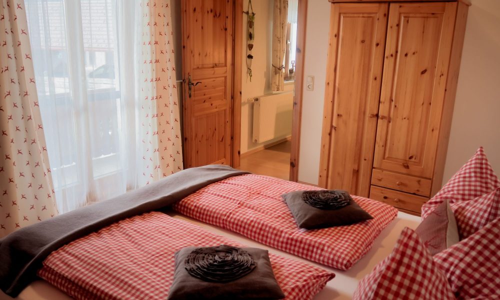 Karawankenblick Schlafzimmer Betten, © fotografie Jacqueline Eichwalder