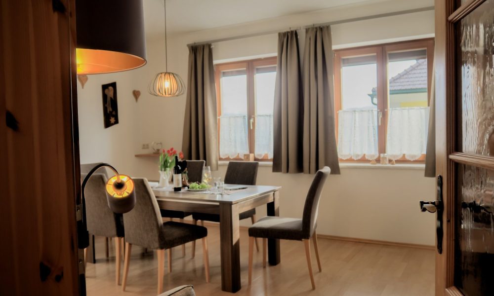 Magdalensbergblick Wohnzimmer mit Küche, © fotografie Jacqueline Eichwalder
