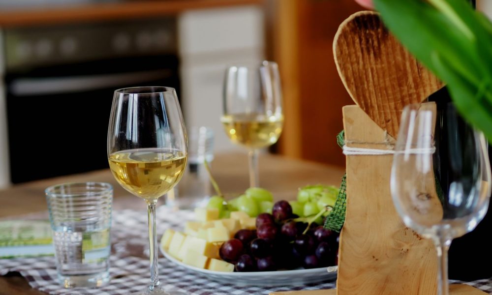 Magdalensbergblick gedeckter Tisch Wohnzimmer, © fotografie Jacqueline Eichwalder